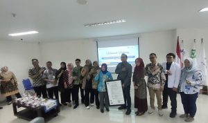 Pihak manajemen RS Bhina Bhakti Husada menerima sertifikat perusahaan jasa keselamatan dan kesehatan kerja. (Foto atas) Seorang tenaga medis mengoperasikan alat audiometri, guna mengecek kondisi kesehatan telinga pekerja.