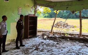 SD N Gunungmulyo Sarang rusak parah. Tampak Kepala Kejaksaan Negeri Rembang saat ada kegiatan di sekolah tersebut, menyempatkan waktu mengecek kondisi ruangan yang sudah dikosongkan.