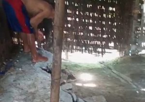 Tanah amblas di dalam rumah Mundari, warga Desa Gedangan Rembang.