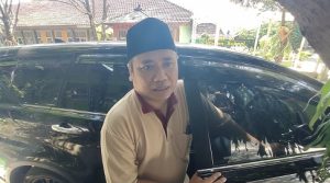 Bisri Cholil Laqouf, Wakil Ketua DPRD Rembang. (Foto atas) Deretan truk teparkir di area Semen Indonesia Logistik (Silog) Jl. Rembang-Blora, Desa Landoh Kecamatan Sulang, terdampak aktivitas produksi pabrik yang berhenti.