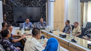 Bupati Rembang Harno didampingi Kepala Dindagkop UKM M. Mahfudz, saat audiensi dengan nasabah dan pengurus BMT Harum, Selasa (24/06).