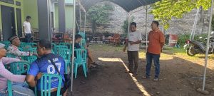 Kapolsek Lasem, AKP M. Safi’i Karim (kanan berdiri) berada di rumah duka, Minggu (15 Juni 2025).