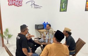 Gus Yaqut santai menikmati suasana akhir pekan di Kedai HitamPutih Rembang.