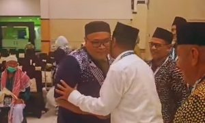 Bupati Rembang, Harno (baju putih) menyambut Wakil Bupati Rembang, Moch. Hanies Cholil Barro’ yang baru saja pulang ibadah haji, di Debarkasi Donohudan. 