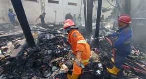 Petugas Damkar Pemkab Rembang memadamkan api di TKP Desa Sendangmulyo Kecamatan Sarang, Jum’at siang (06 Juni 2025).