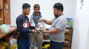Pihak Polsek Rembang Kota menyerahkan barang-barang pribadi milik korban. (Foto atas) Jenazah korban dibawa ke rumah duka, Selasa pagi.