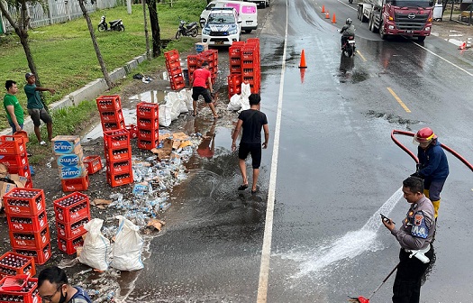 Ratusan Teh Botol Pecah, Begini Kronologi Kecelakaan Di Depan RSI Arafah