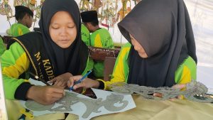 Siswi MTsN 4 Rembang (Sumber) membuat wayang dari kardus bekas.