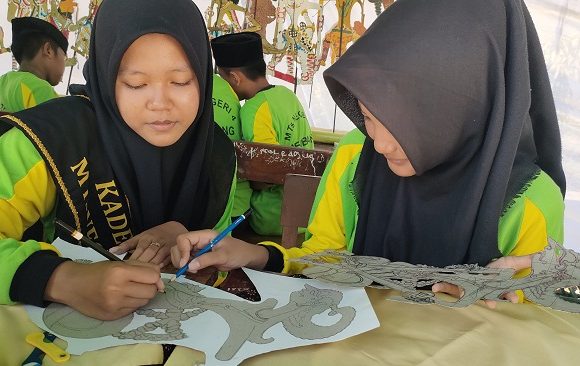 Kardus Bekas Disulap Jadi Wayang, Siswa MTsN 4 Rembang (Sumber) Optimalkan Pengolahan Sampah