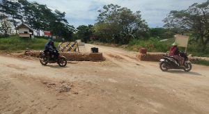 Kondisi penutupan jalan yang berdampak pada operasional Pabrik semen PT Semen Gresik di Kabupaten Rembang. (Foto atas) jalan menuju pabrik semen, tampak sepi, Senin (02 Juni 2025).