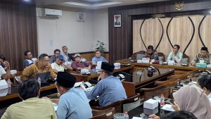 Penjual bensin eceran mendatangi DPRD Rembang, Kamis (05 Juni 2025).