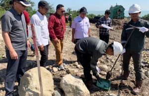 Tim gabungan mengambil sampel tanah untuk diuji laboratorium.