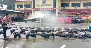 Anggota polisi yang naik pangkat basah-basahan disemprot air di halaman Mapolres Rembang, Senin (30/06). Kenaikan pangkat mereka terhitung mulai 01 Juli 2025, bersamaan dengan HUT Bhayangkara ke-79.