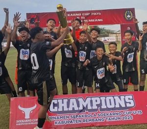 Tim Bintang FC menjadi yang terbaik dalam turnamen Soekarno Cup di Rembang. (Foto atas) Bupati Rembang, Harno menyerahkan piala kepada kaptem tim Bintang FC, Sabtu (05 Juli 2025).