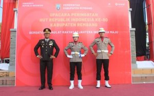AKP Ryan Mitha Pangesty (tengah) berfoto bersama Ipda Rahmat Hersa Widiatmoko, sebelum upacara berlangsung. 