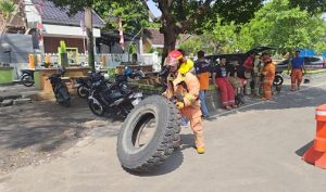 Personil Damkar Pemkab Rembang digembleng latihan fisik.