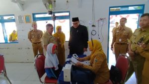Wakil Bupati Rembang, Mochaad Hanies Cholil Barro’ memantau kegiatan CKG di SD N 1 Pamotan, Senin (04/08).