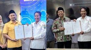 Penyaluran bantuan keuangan untuk partai politik peraih kursi DPRD di Kabupaten Rembang. Bupati Rembang, Harno menyerahkan bantuan tersebut.