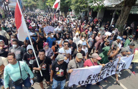 Buka 9 Loket Pelayanan!! Warga Pati Memadati Kantor Pos, Kirim Surat Kepada KPK
