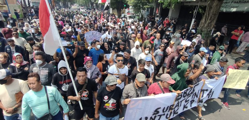 Buka 9 Loket Pelayanan!! Warga Pati Memadati Kantor Pos, Kirim Surat Kepada KPK