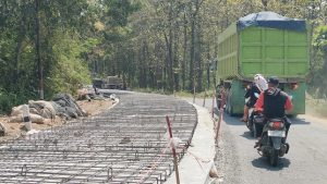 Proyek pembetonan jalan Alas Ngandang Kecamatan Sale.