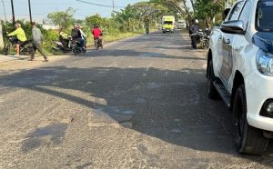 Jalan rusak kerap memicu kecelakaan di depan Kantor Satpol PP Kabupaten Rembang.