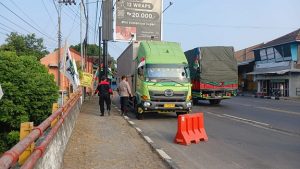 Aparat melakukan upaya penertiban truk parkir di atas jembatan Bagan Lasem. 