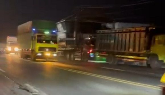Mengkhawatirkan, Truk-Truk Besar Parkir Di Atas Jembatan Bagan Lasem (Dishub Rembang Dan Aparat Turun Tangan)