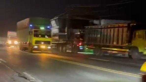 Mengkhawatirkan, Truk-Truk Besar Parkir Di Atas Jembatan Bagan Lasem (Dishub Rembang Dan Aparat Turun Tangan)