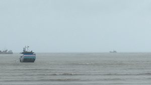Kondisi perairan pesisir pantai utara Rembang hujan deras, Selasa siang (19 Agustus 2025).