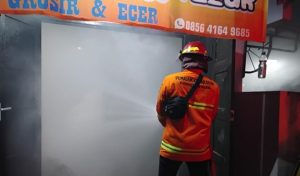 Petugas pemdam kebakaran memadamkan api yang membakar di dalam kios Sembako Altha telur, Jl. Slamet Riyadi Rembang, Rabu dini hari tadi.