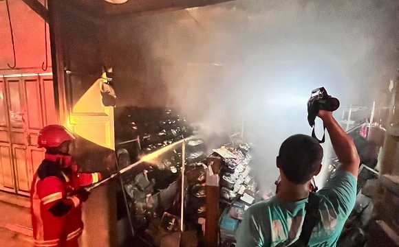 Banyak Sepatu, Sandal Dan Tas Hangus, Kebakaran Di Toko Pantes Oke Rembang