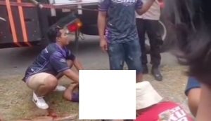 Korban tersengat arus listrik, ketika karnaval di Desa Kunir Kecamatan Sulang, Minggu siang (24/08).
