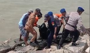 Jenazah korban dievakuasi dari TKP. Tampak suami korban yang menangis ditenangkan Pelaksana Tugas Direktur RSUD dr. R. Soetrasno Rembang, dr. Samsul Anwar, Senin (11/08).