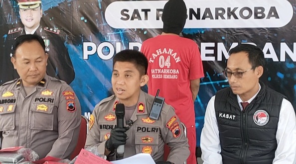 Saat Digrebek, Tersangka Bawa Sangkur Dan Golok (Residivis Pengedar Narkoba Kec. Lasem)