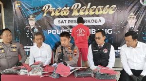 Tersangka pelaku yang diamankan dari depan sebuah koperasi di Desa Sumberjo Rembang.