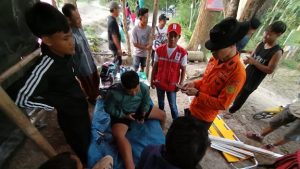 Pendaki yang keseleo kakinya ditangani petugas medis di base camp pendakian Gunung Argopuro Desa Ngroto Kecamatan Pancur, Sabtu sore.