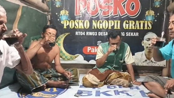 Sudah 7 Tahun Membuka Posko Ngopi Gratis, Ternyata Punya Tujuan Mulia