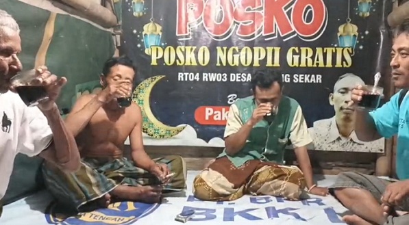 Sudah 7 Tahun Membuka Posko Ngopi Gratis, Ternyata Punya Tujuan Mulia