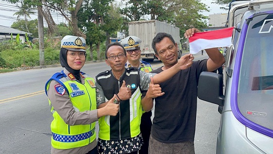 Sempat Mengira Akan Ditilang, Ternyata Dapat Bendera Merah Putih Dari Satlantas Polres Rembang