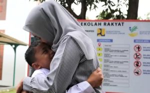 Seorang ibu memeluk erat anaknya yang akan masuk ke Sekolah Rakyat (ilustrasi).