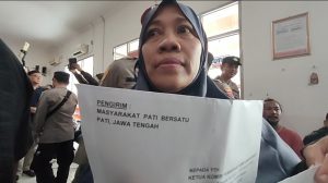 Warga Pati mengirimkan surat kepada KPK di Kantor Pos Pati, Senin (25/08).