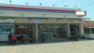 Salah satu toko modern di Rembang.