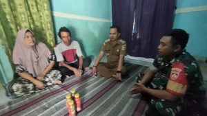 Kades Wonokerto dan Babinsa Desa Wonokerto berbincang dengan orang tua Rehan Mohammad Amin, Umbar dan Tasri, Senin (04/08).