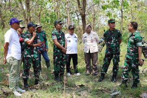 Pengecekan lahan yang akan digunakan untuk pembangunan Batalyon Infanteri Teritorial Pembangunan (YTP) 888 di sebelah timur Desa Pamotan, sekitar lahan pasar hewan Pamotan yang baru.