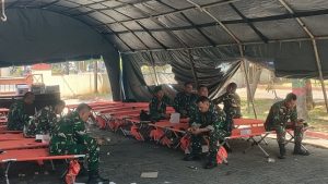 Anggota TNI siaga di depan Kantor Bupati dan DPRD Rembang. (Foto atas) Tuntutan PMII Rembang ditandatangani Bupati dan Ketua DPRD, Senin (01 September 2025).