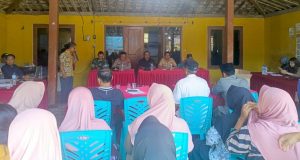 Suasana pertemuan antara warga dan penambang di Balai Desa Sudan Kecamatan Kragan, Jum’at sore (12/09).