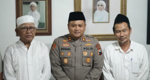 Kapolres Rembang, AKBP Dhanang Bagus Anggoro bersama dua tokoh ulama, Gus Mus dan Gus Baha'.