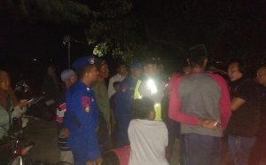 Warga dan aparat gabungan berada di pinggir pantai, sekitar PLTU Sluke, Minggu malam (21 September 2025).