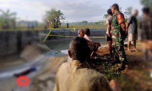 Korban dan dilingkari merah (pisau dapur). Masyarakat berada di sekitar Bendungan Desa Mrayun Kecamatan Sale, Kamis (11 September 2025).